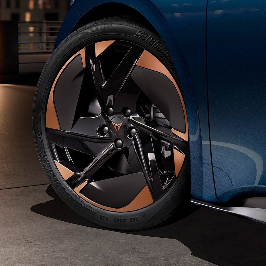 CUPRA Born Lava-blau mit 20" Aero Copper Felge 