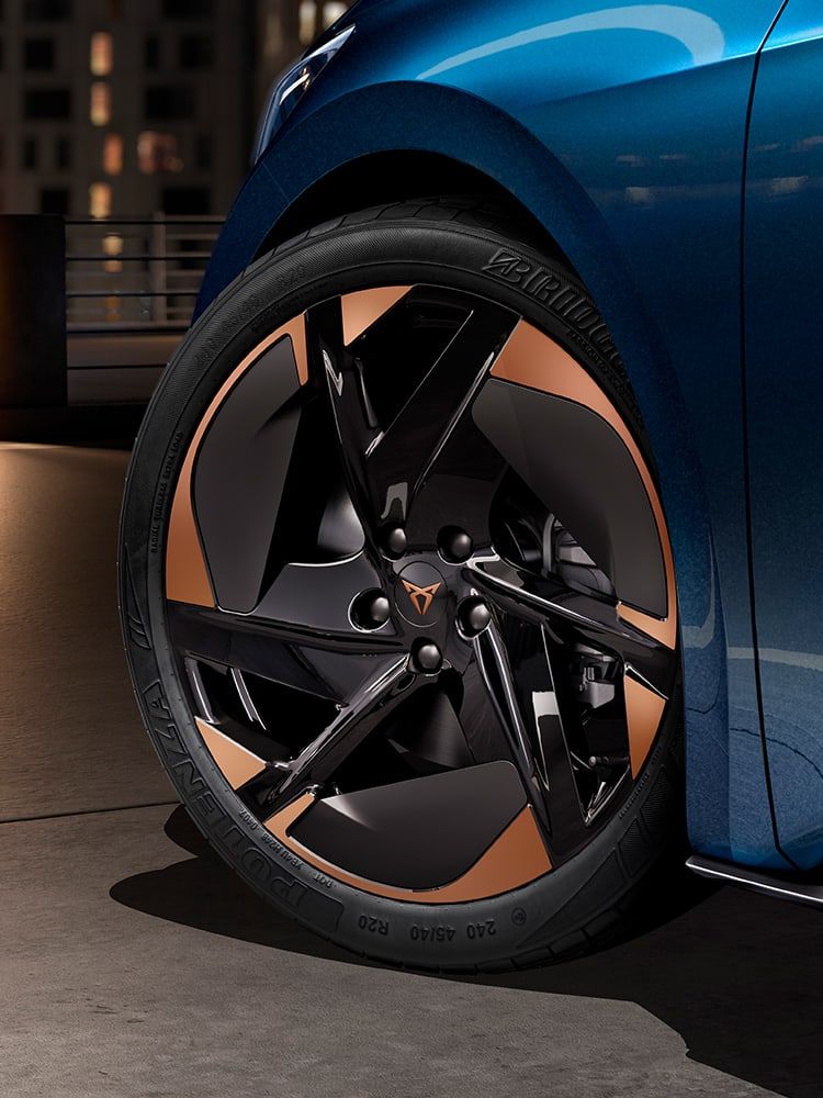 CUPRA Born Lava-blau mit 20" Aero Copper Felge 