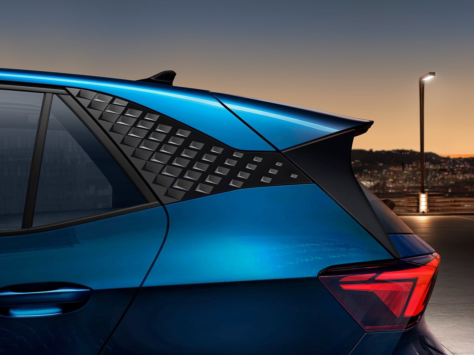 CUPRA Born Lava-blau mit C-Säulen-Formteilen
