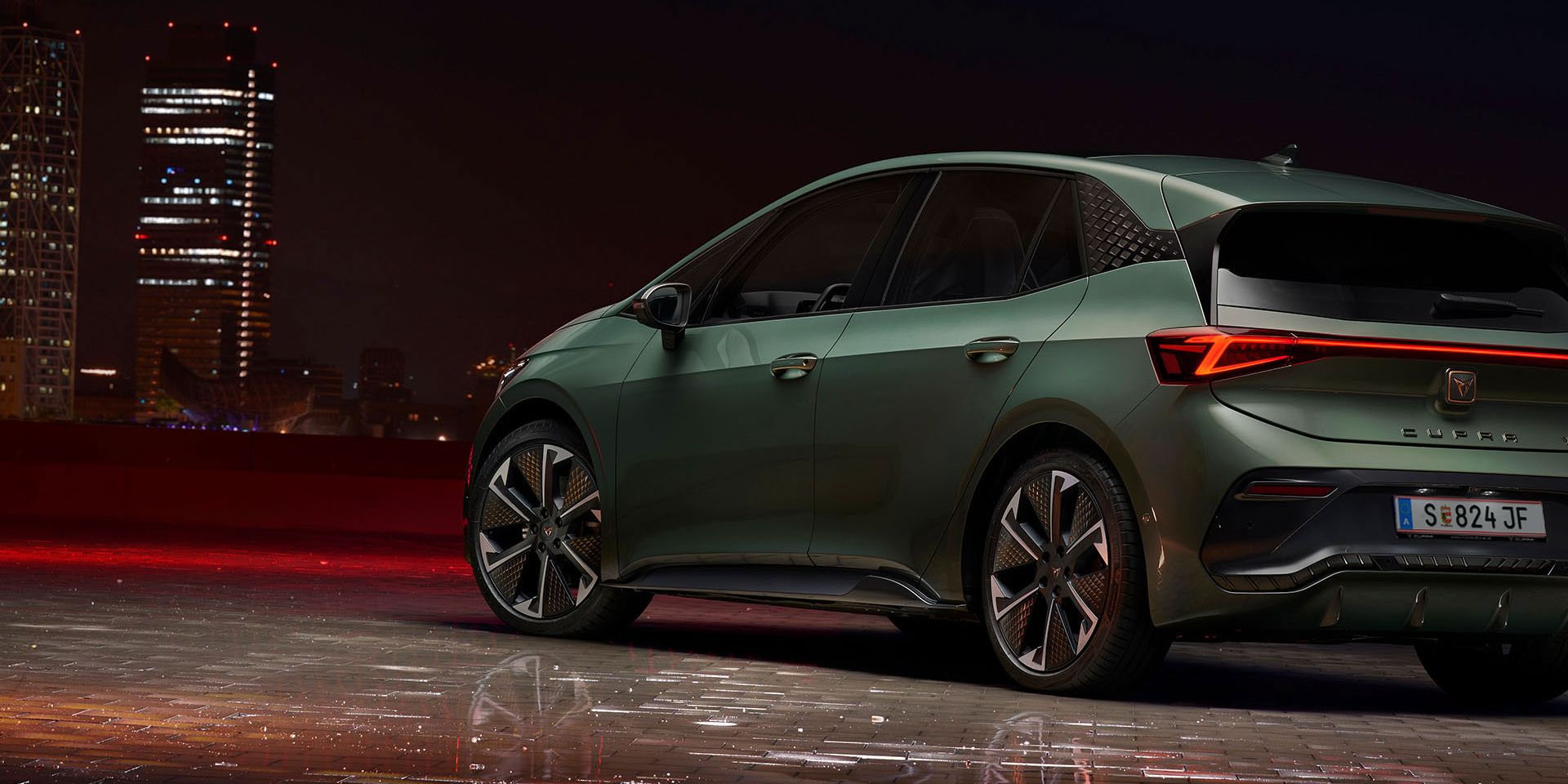 Seitliche Heckansicht eines grünen CUPRA Born VZ bei Nacht.