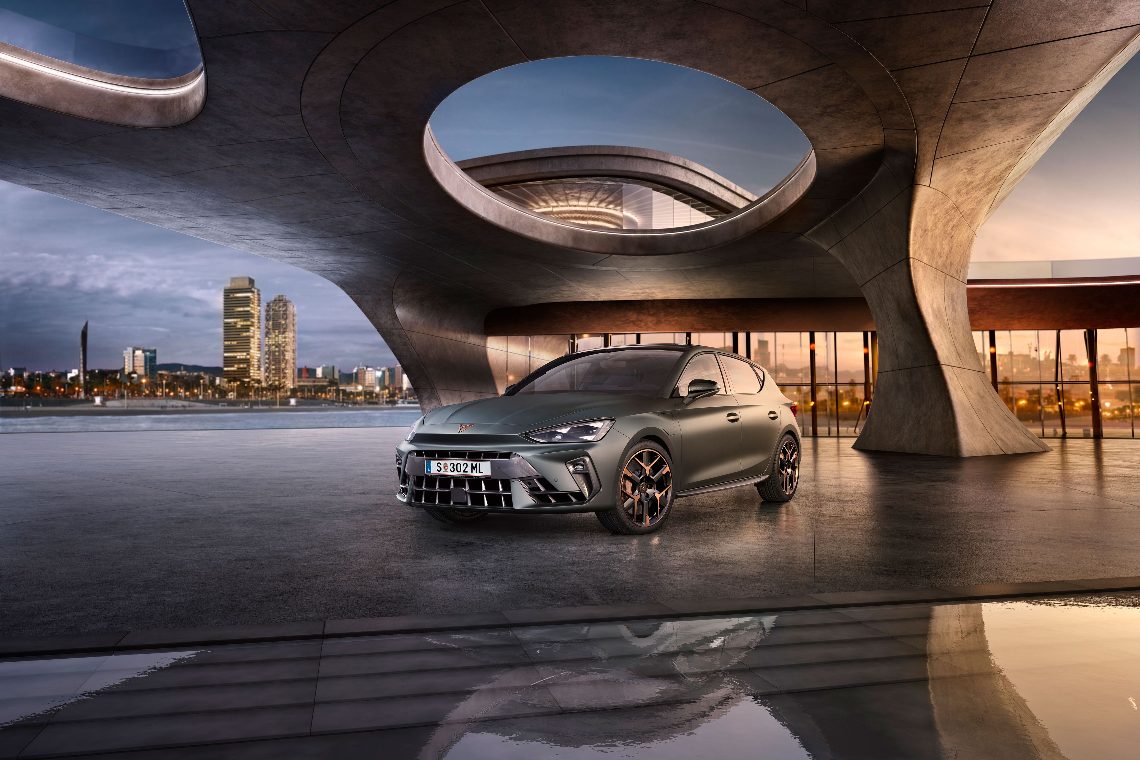 Eine Frau sitzt am Steuer eines CUPRA, ihre Haare flattern auf Grund der Geschwindigkeit