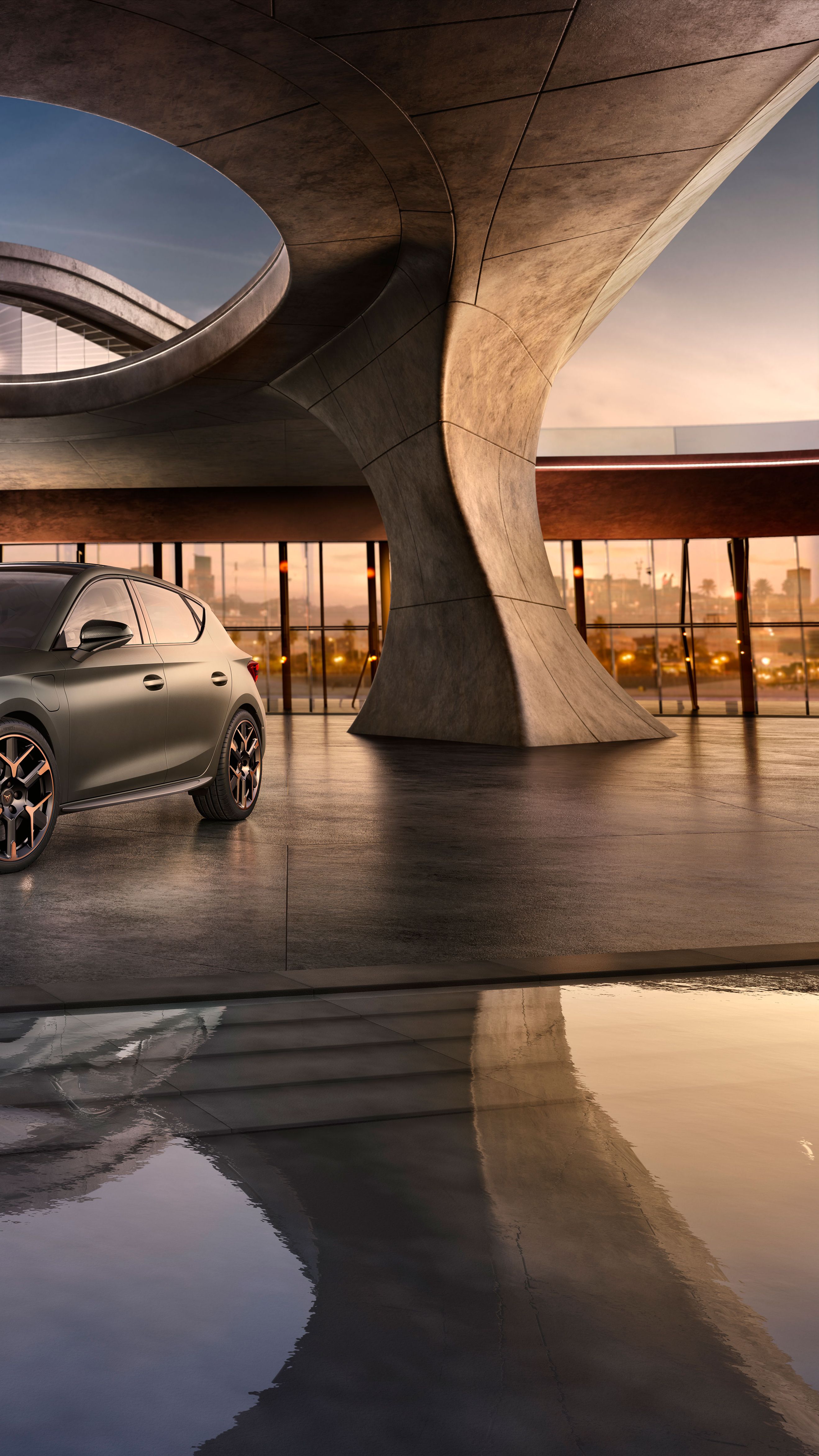 Eine Frau sitzt am Steuer eines CUPRA, ihre Haare flattern auf Grund der Geschwindigkeit