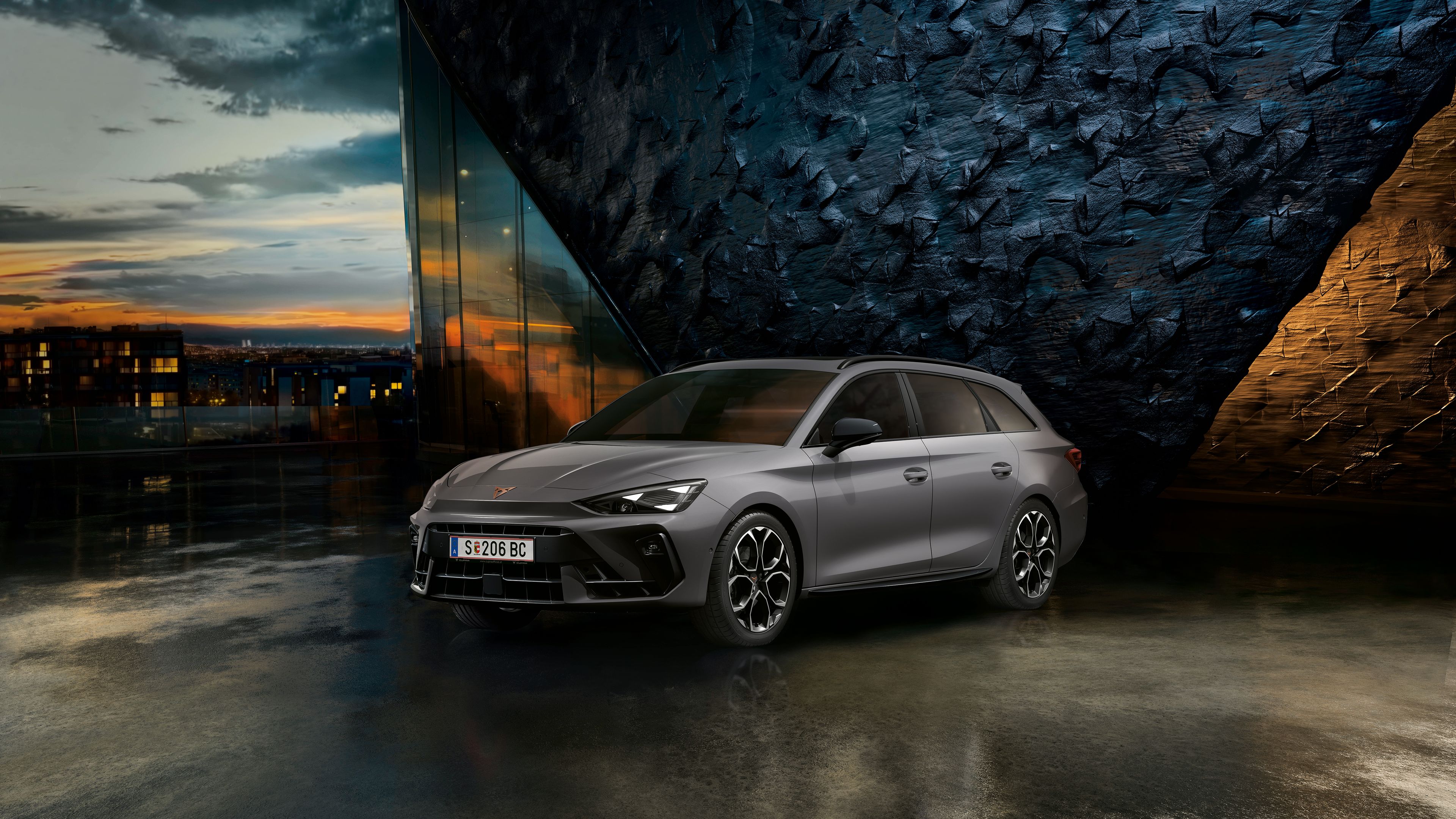 CUPRA Leon Kombi vor einer Steinwand bei Sonnenuntergang