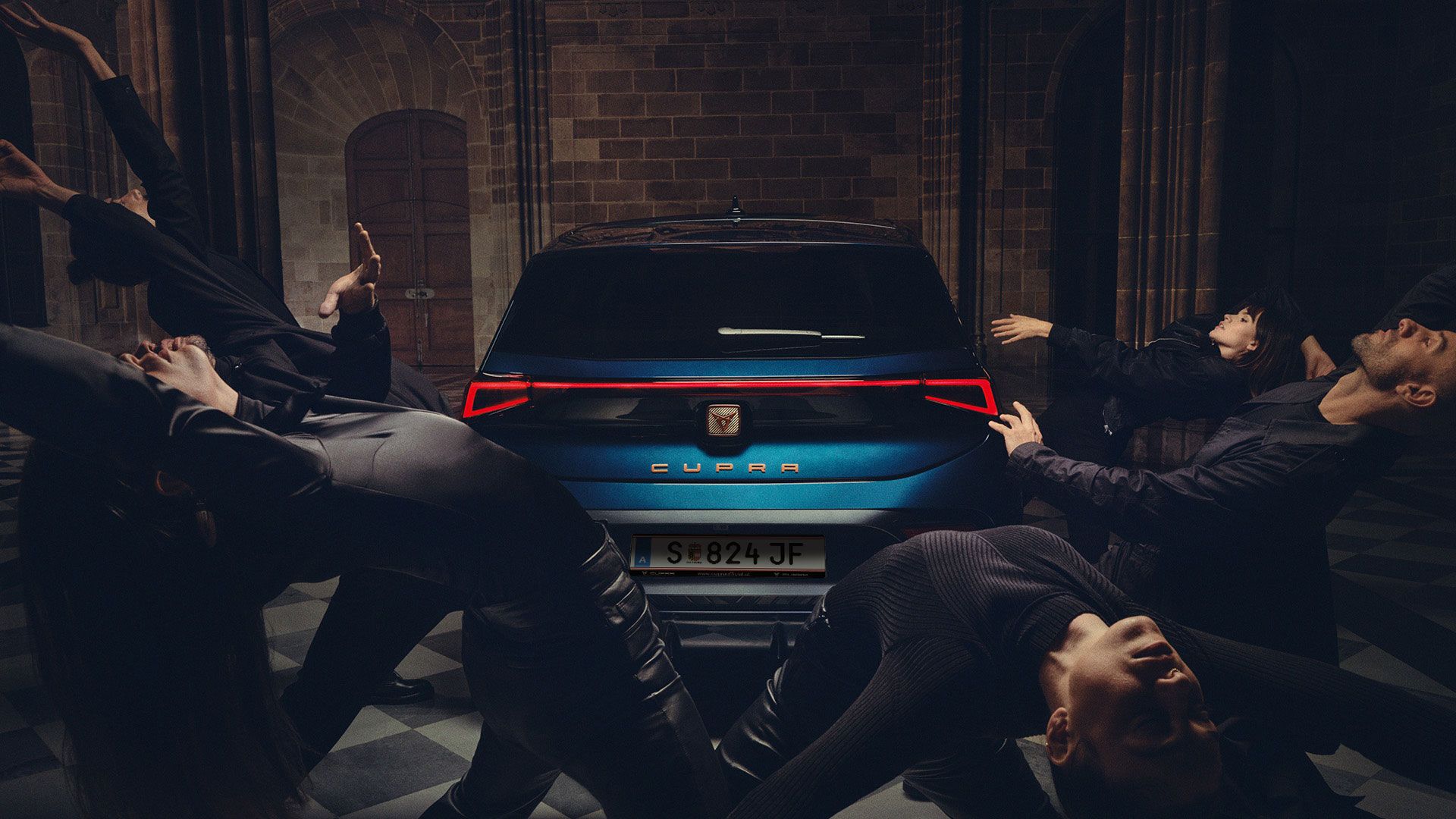 Heckansicht eines blauen CUPRA Born, Menschen befinden sich neben dem Fahrzeug.