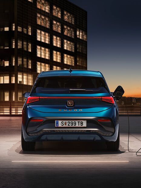 CUPRA Born Stadtauto beim Ladevorgang
