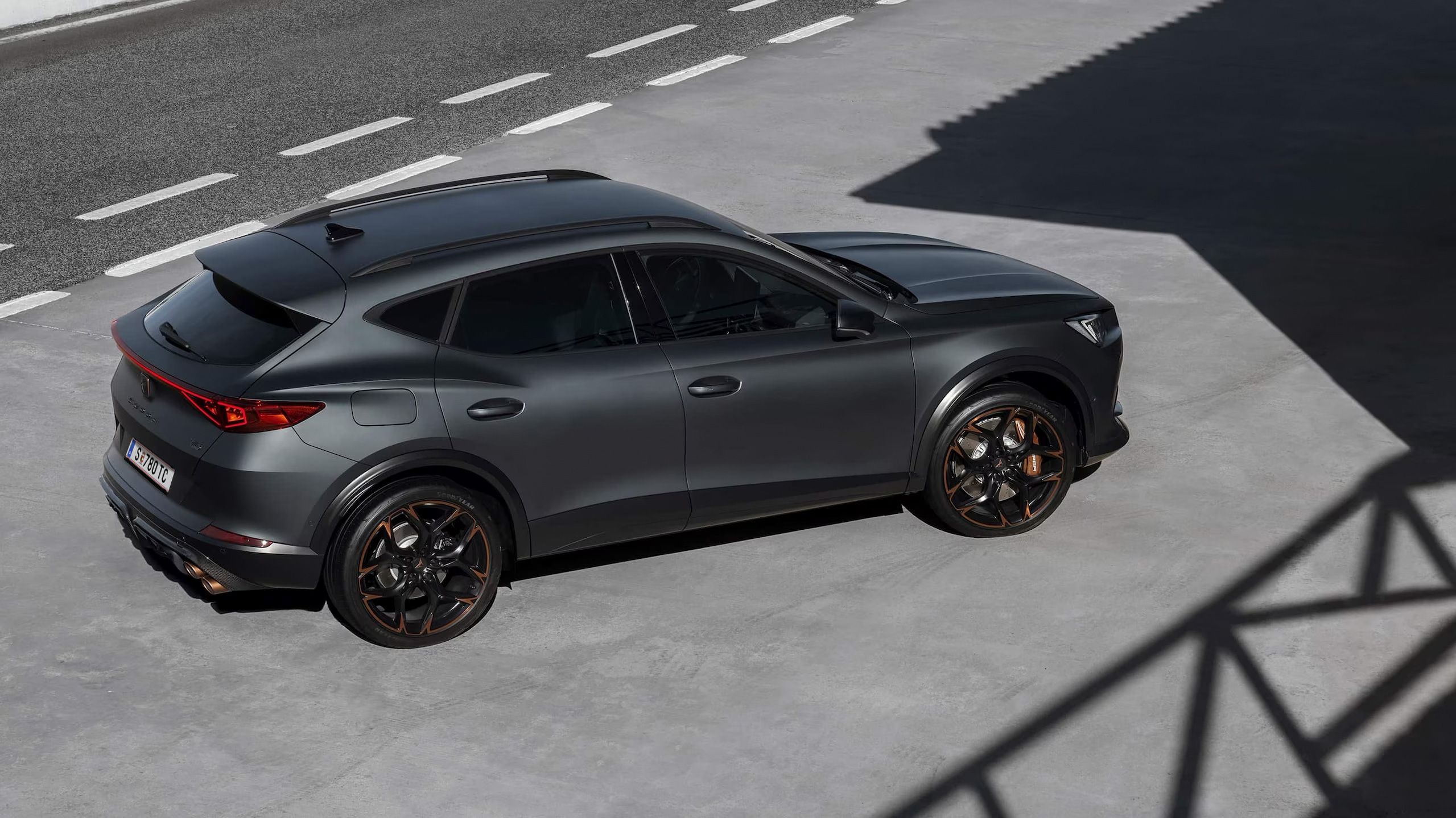 CUPRA Formentor VZ5 in Grau schräge Ansicht von oben