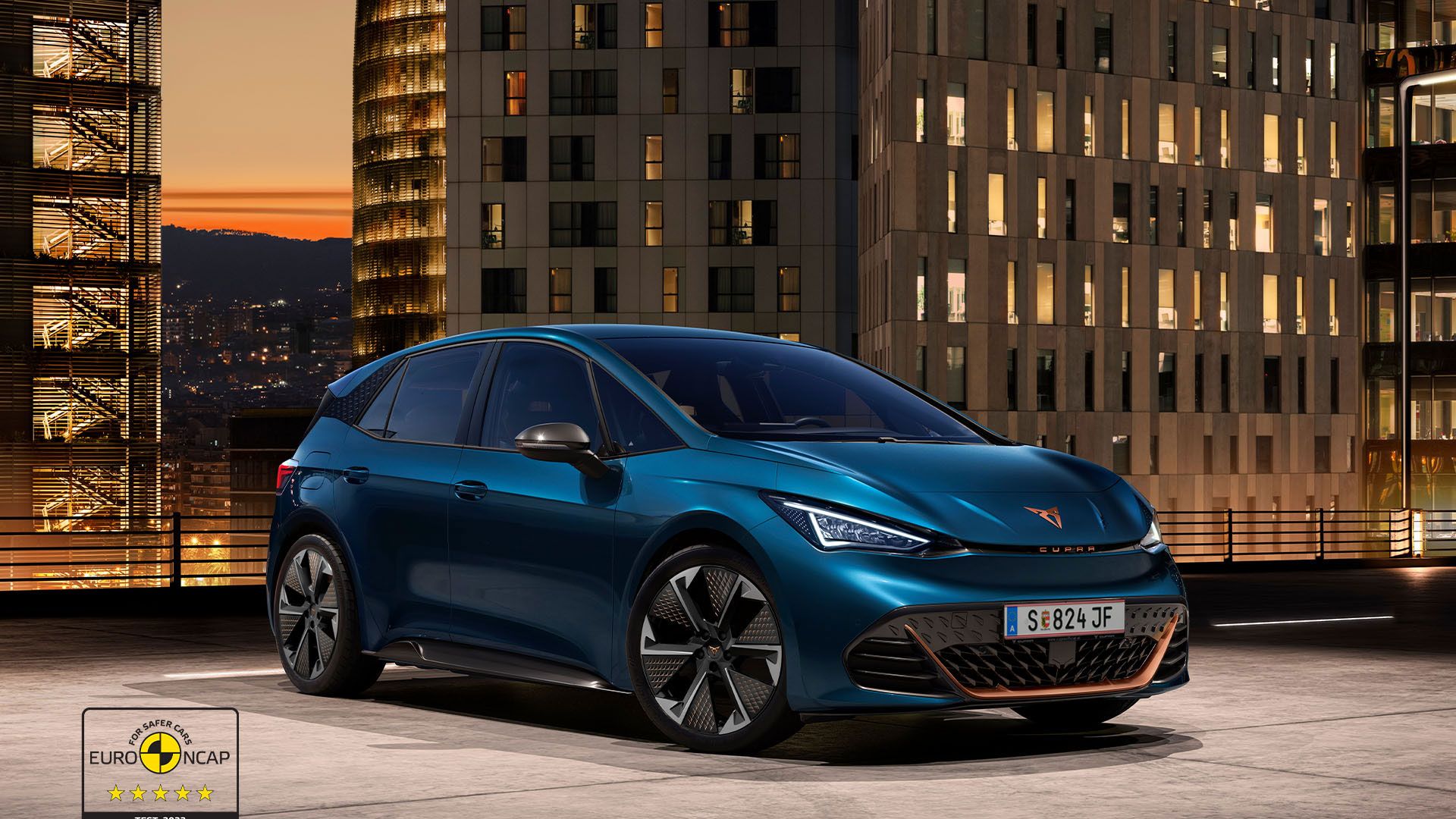 Frontansicht eines blauen CUPRA Born.