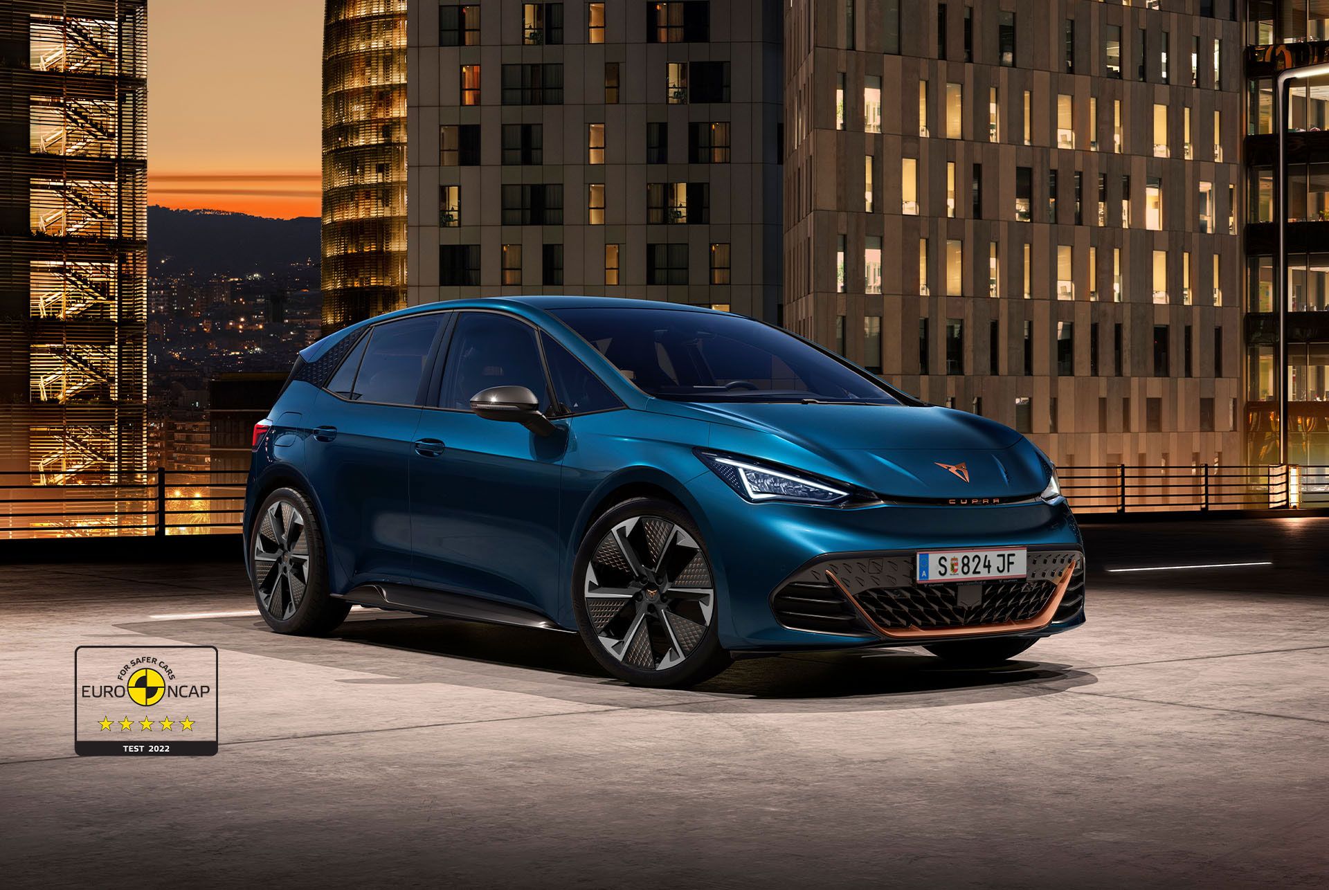 Frontansicht eines blauen CUPRA Born.