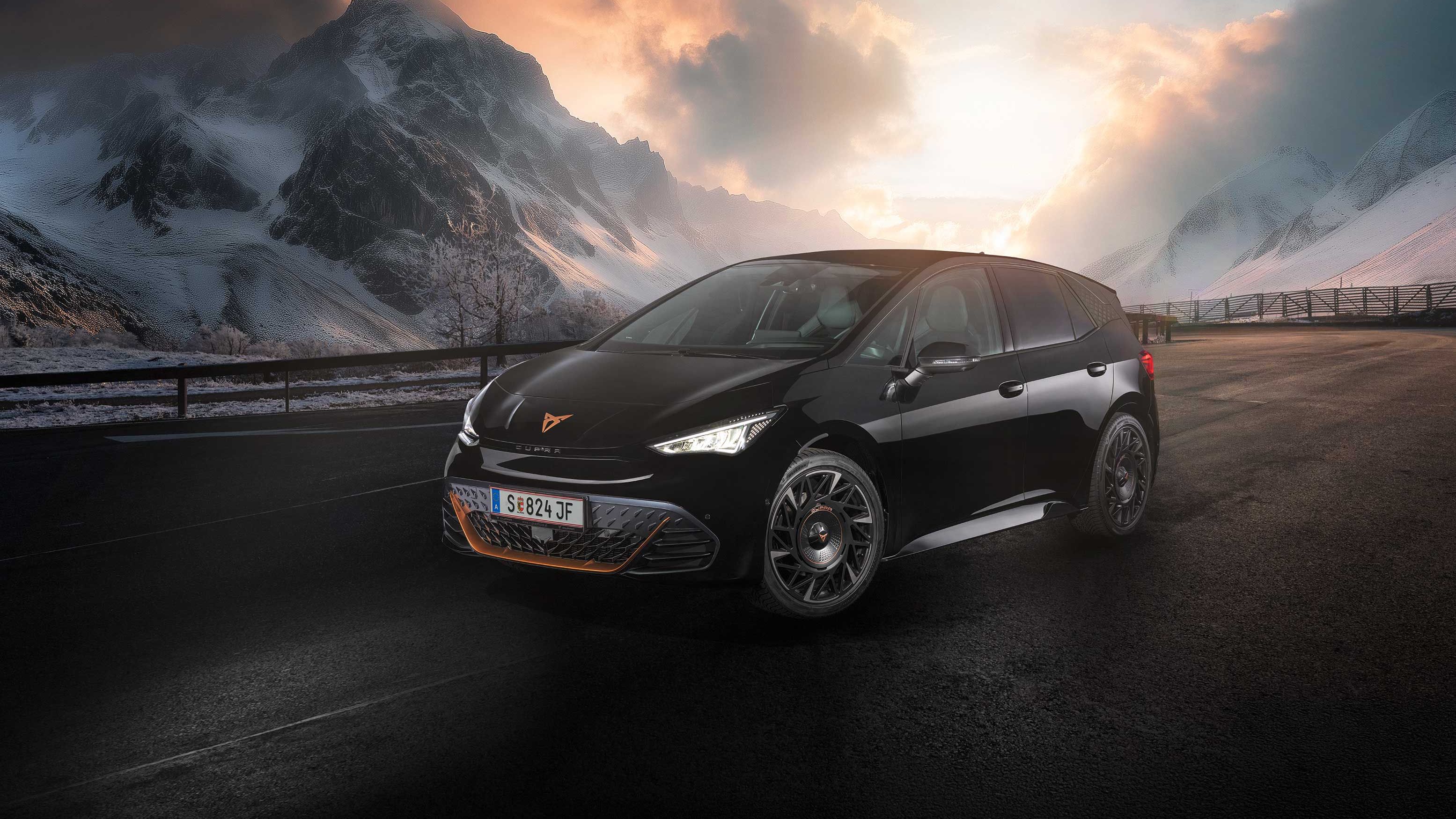 Ein schwarzer CUPRA Born auf einer winterlichen Bergstraße.