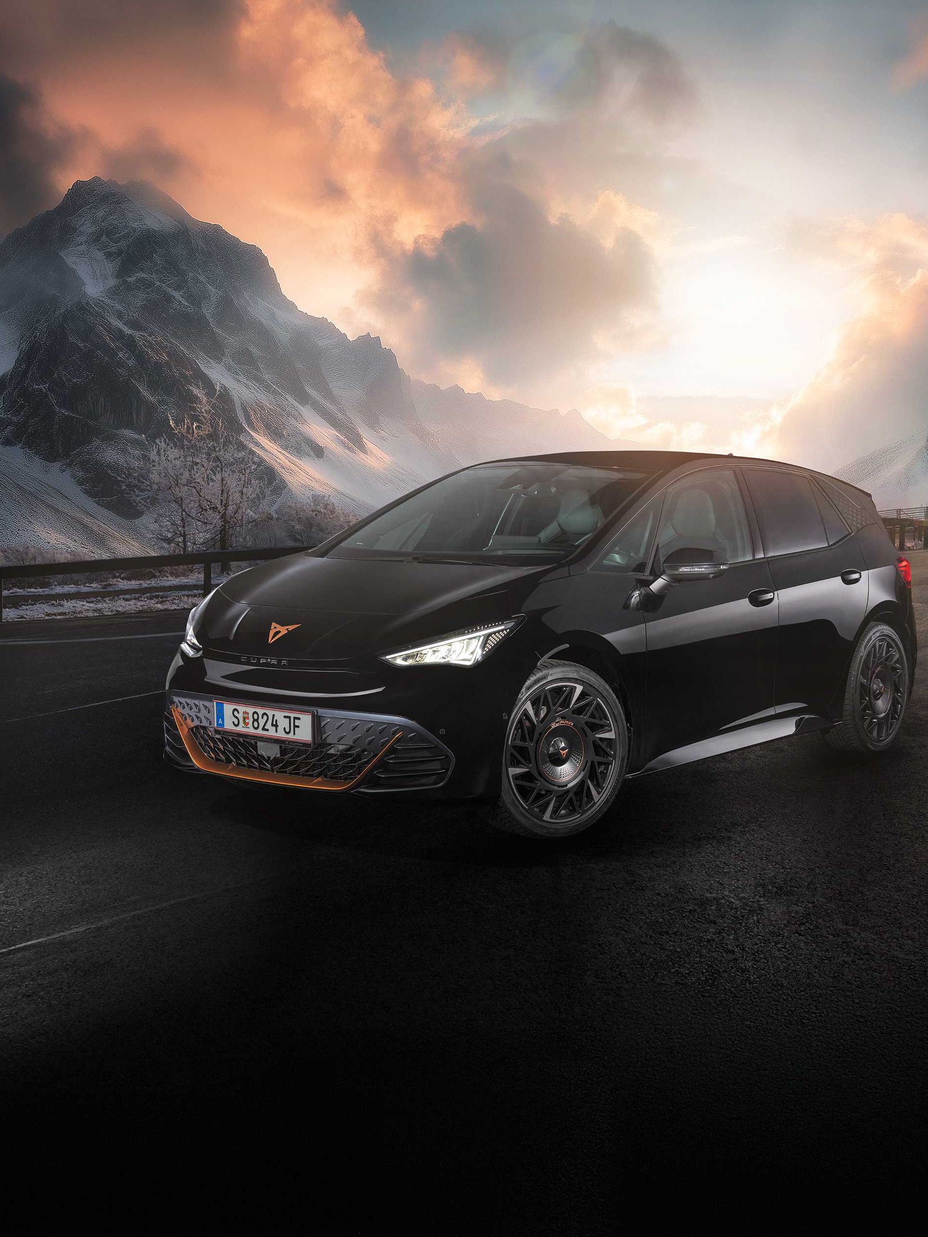 Ein schwarzer CUPRA Born auf einer winterlichen Bergstraße.