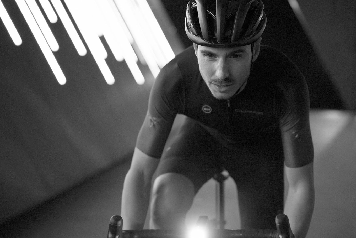 Ein Mann auf einem Fahrrad in CUPRA Fahrrad Trikot und Radhosen