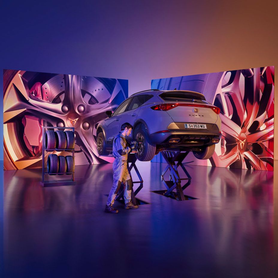 Ein CUPRA Service Techniker wechselt die Räder bei einem CUPRA