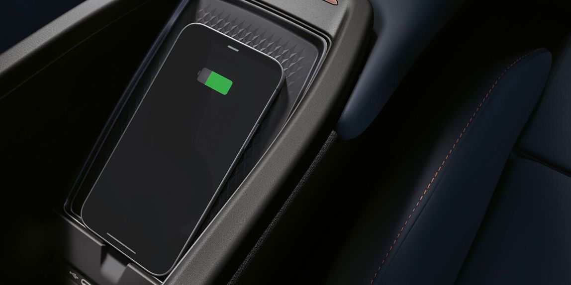 Kabelloses Laden eines Smartphones im CUPRA BORN.
