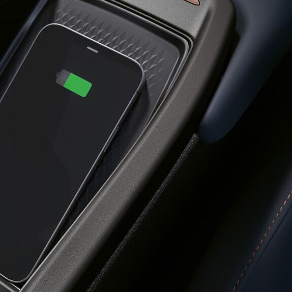 Kabelloses Laden eines Smartphones im CUPRA BORN.