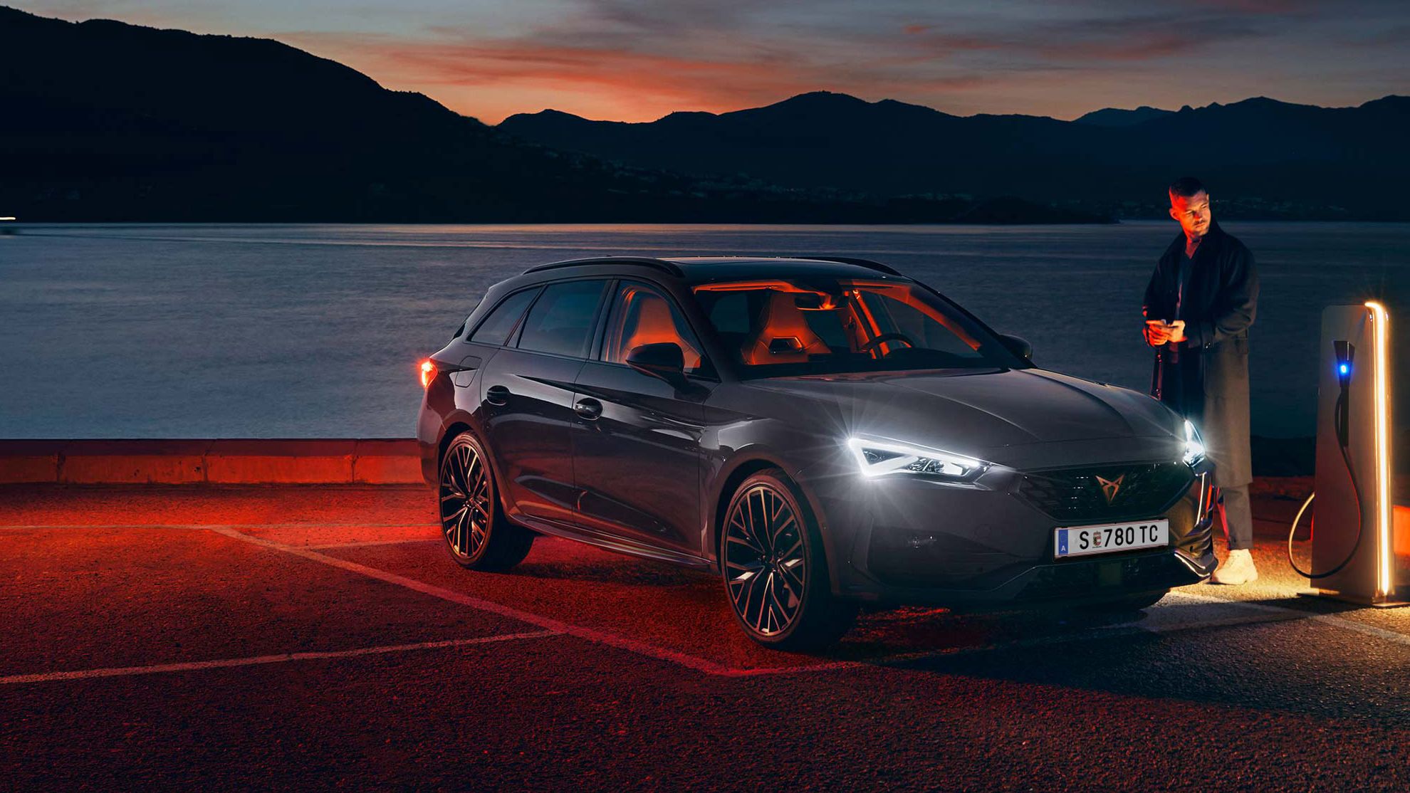 CUPRA Leon SP Kombi beim Ladevorgang