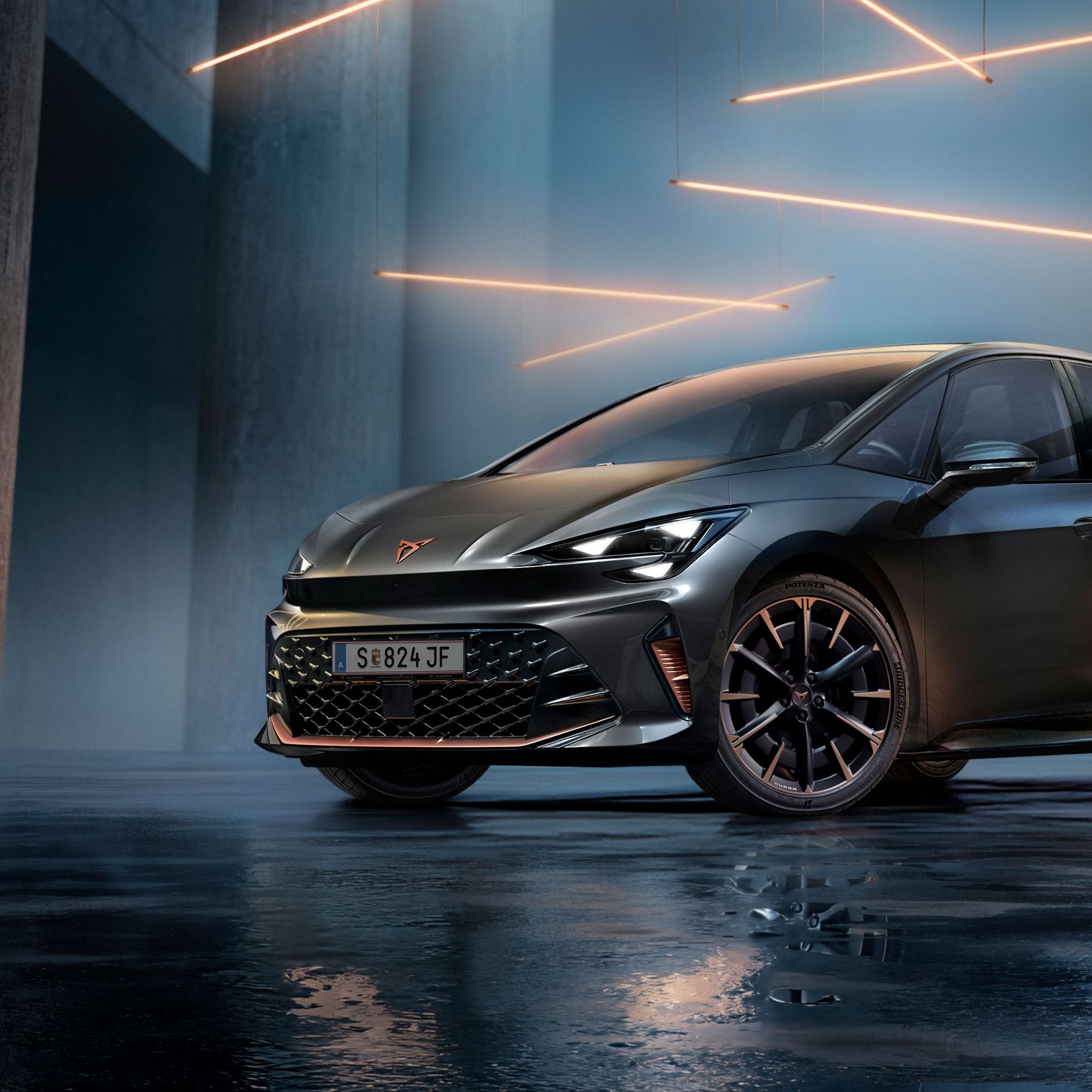 Ein grauer CUPRA Born steht in einer modernen, dunklen Umgebung mit vertikalen Säulen und leuchtenden LED-Streifen. Der Boden ist glänzend und reflektiert das Fahrzeug sowie die Beleuchtung. Das Auto wirkt kraftvoll und elegant.