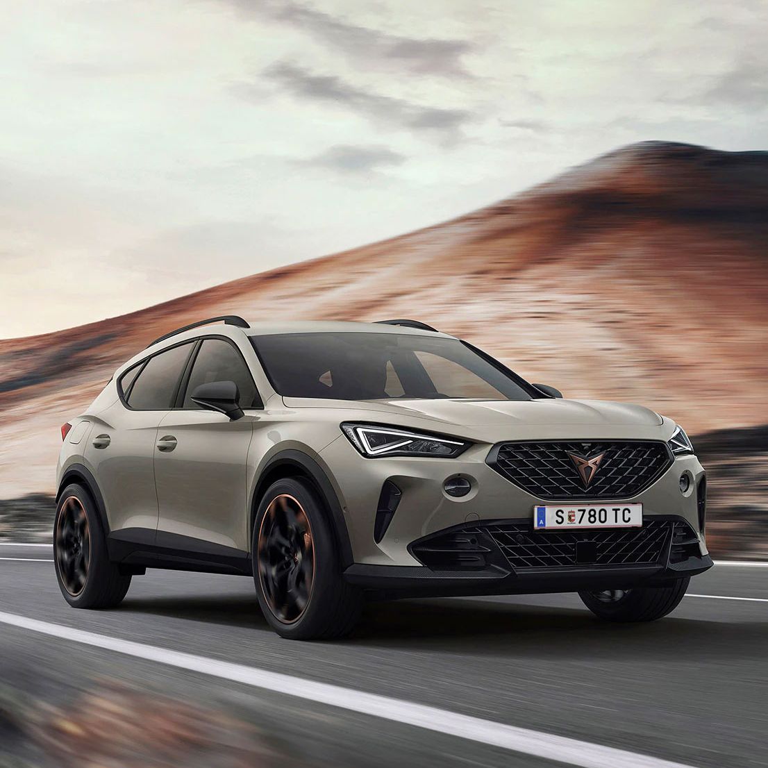 Frontansicht des CUPRA Formentor VZ5 Magnetic Tech auf der Straße