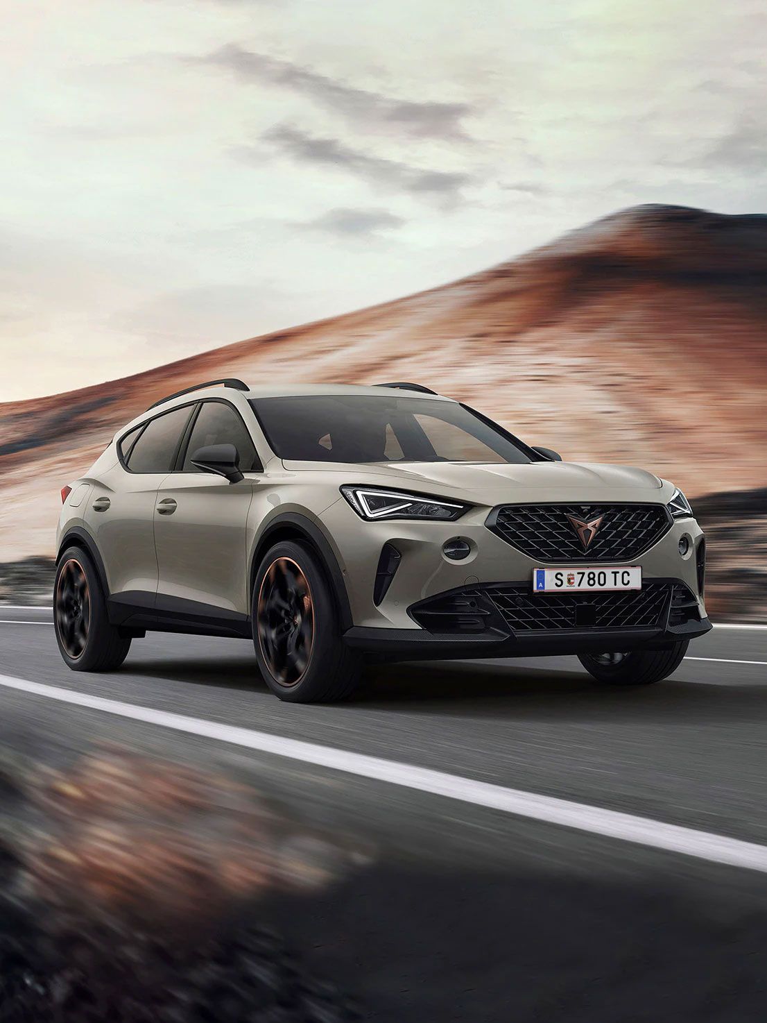 Frontansicht des CUPRA Formentor VZ5 Magnetic Tech auf der Straße