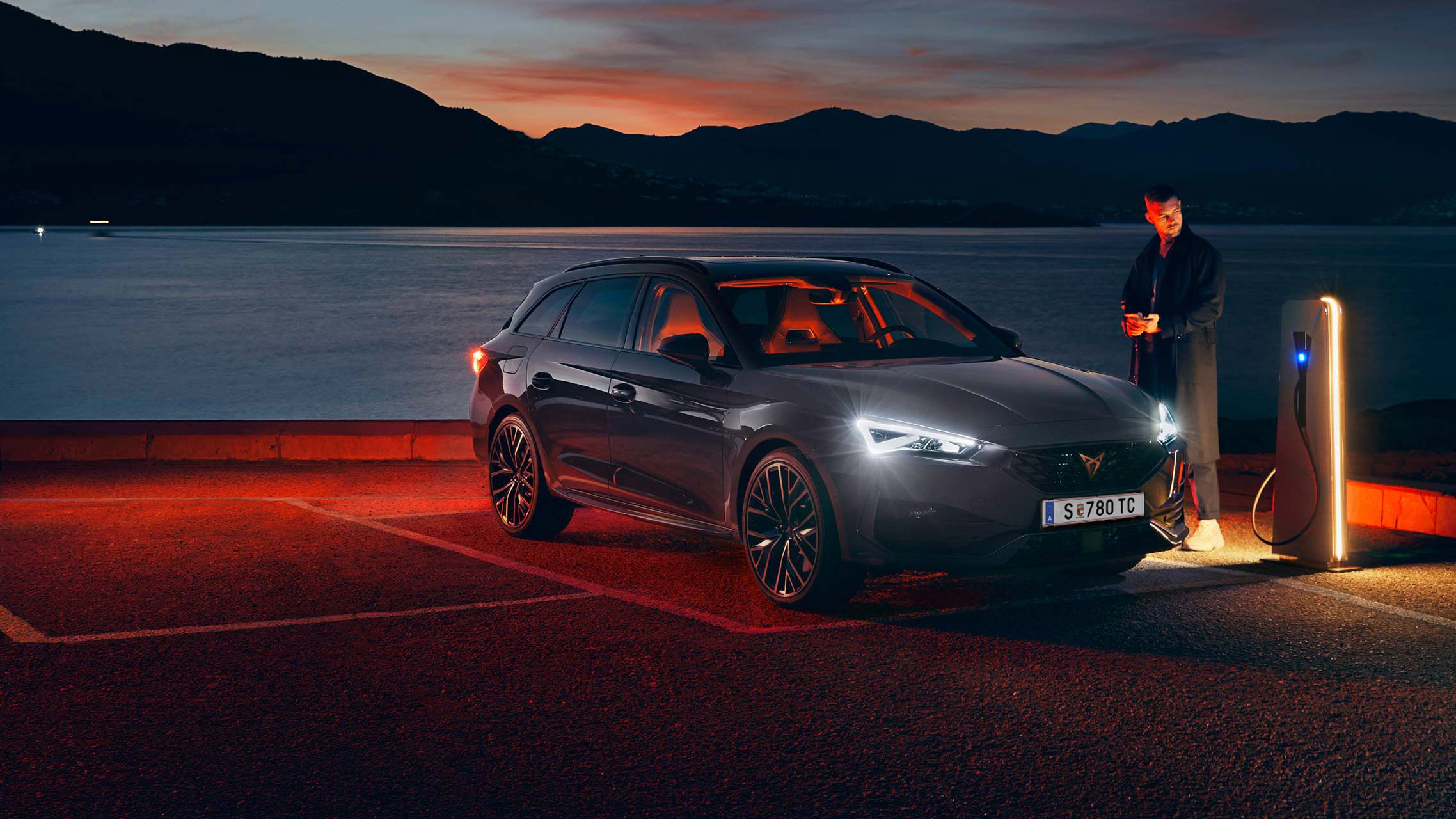 CUPRA Leon SP Kombi beim Ladevorgang