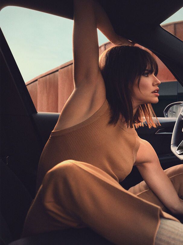 Eine Frau sitz am Fahrersitz eines CUPRA Born.