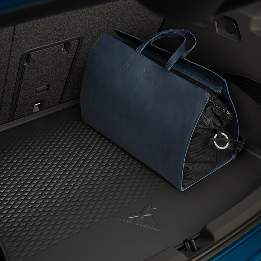 CUPRA Born Innenansicht des Kofferraumes mit Tasche drauf on