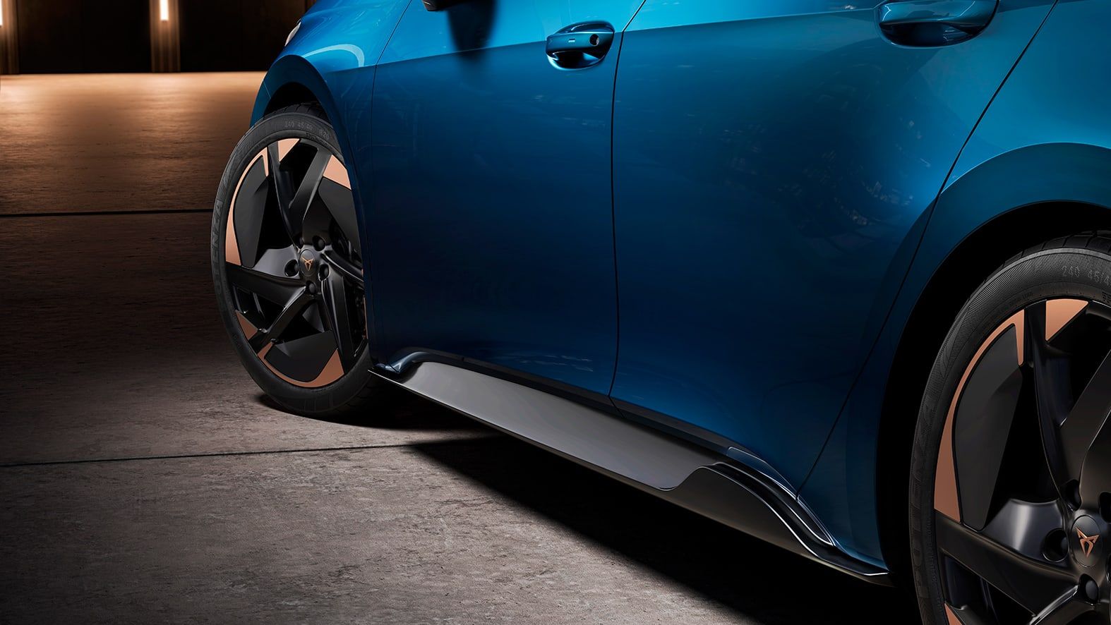 CUPRA Born Lava-blau mit Seitenschwellern