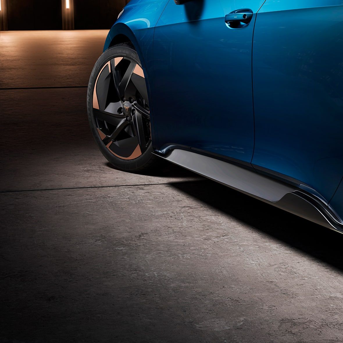 CUPRA Born Lava-blau mit Seitenschwellern