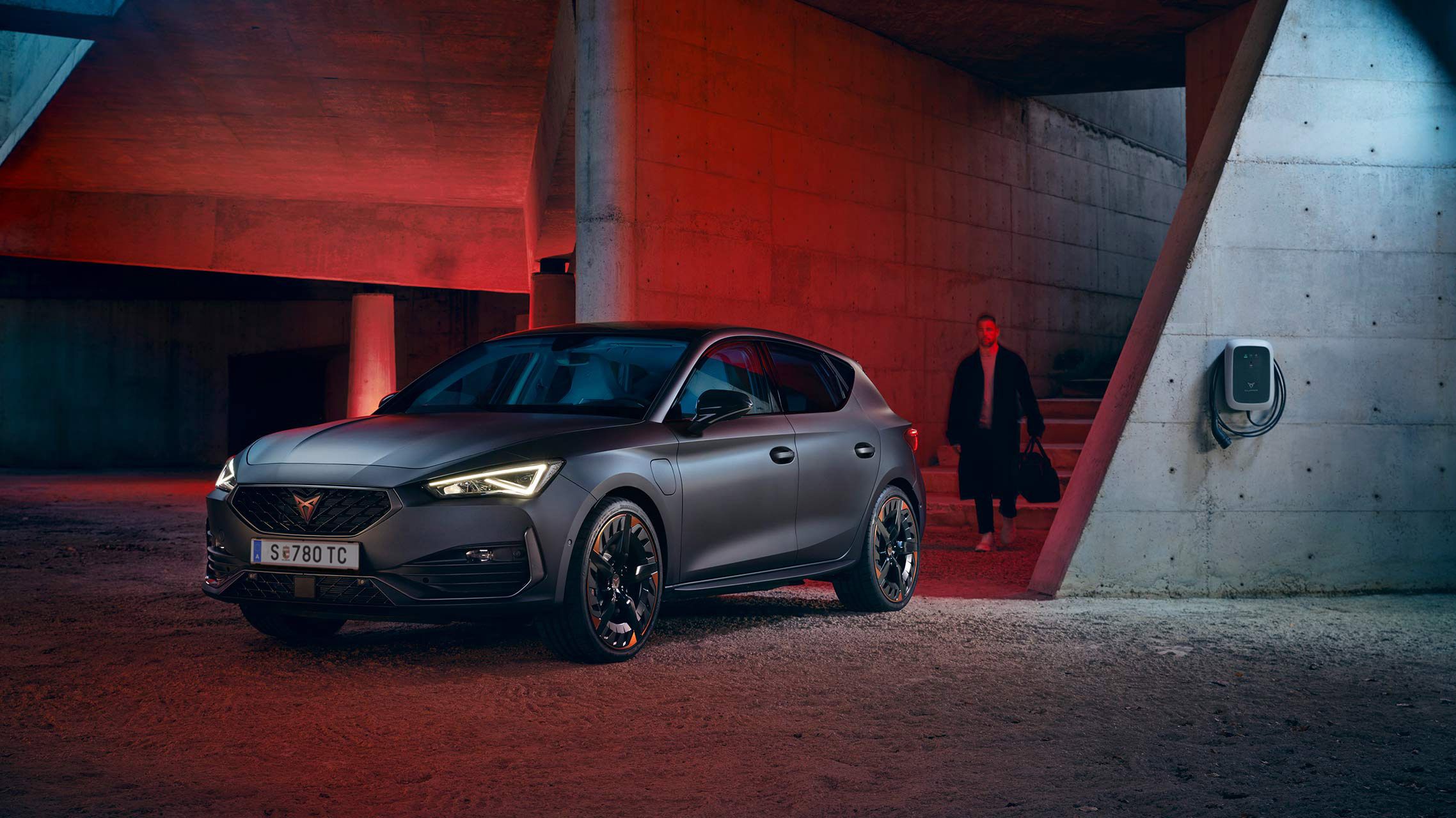 CUPRA Leon eHybrid beim Ladevorgang