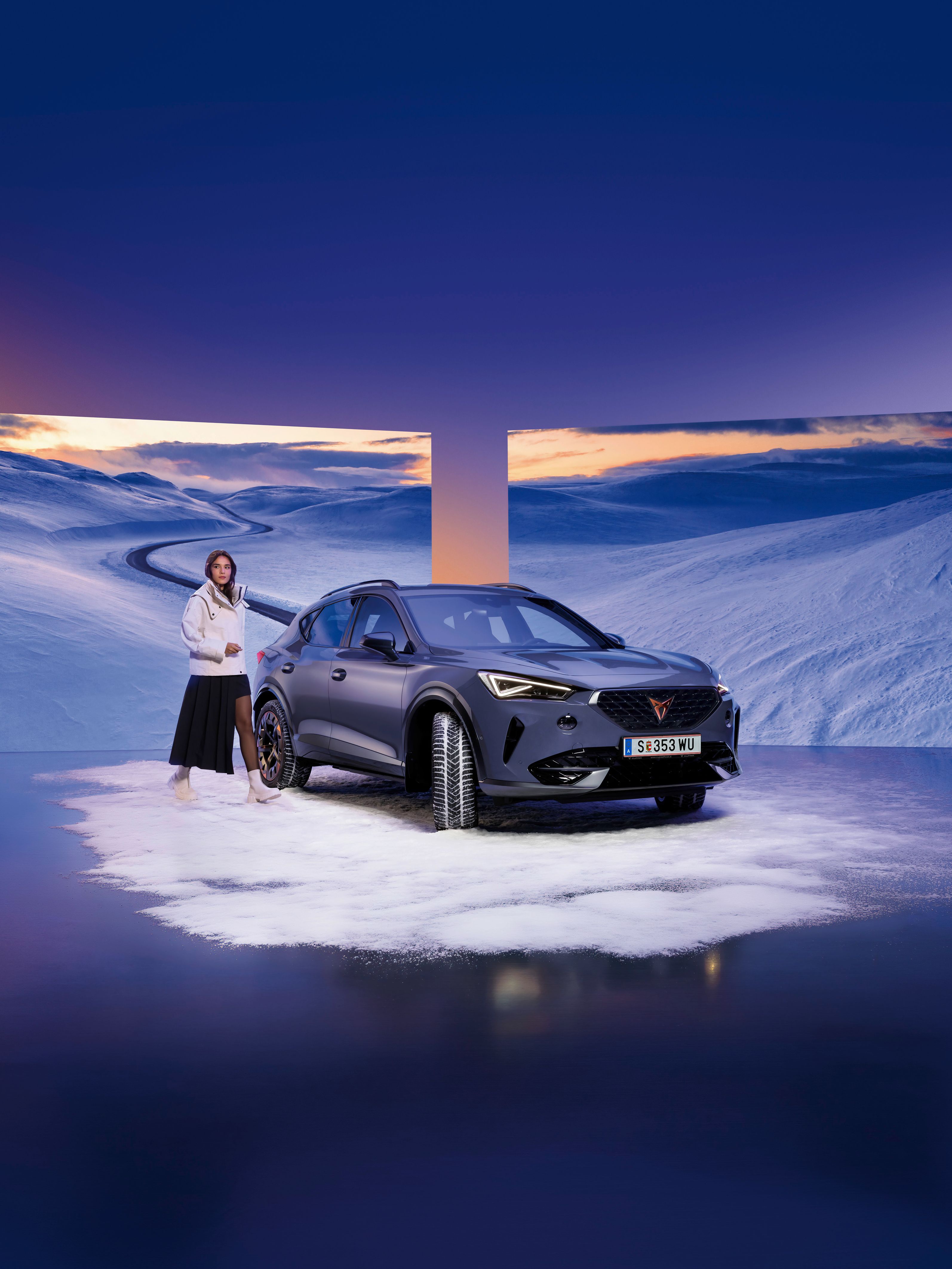 Eine Frau bewegt sich auf einen violetten CUPRA Formentor in Frontansicht zu.