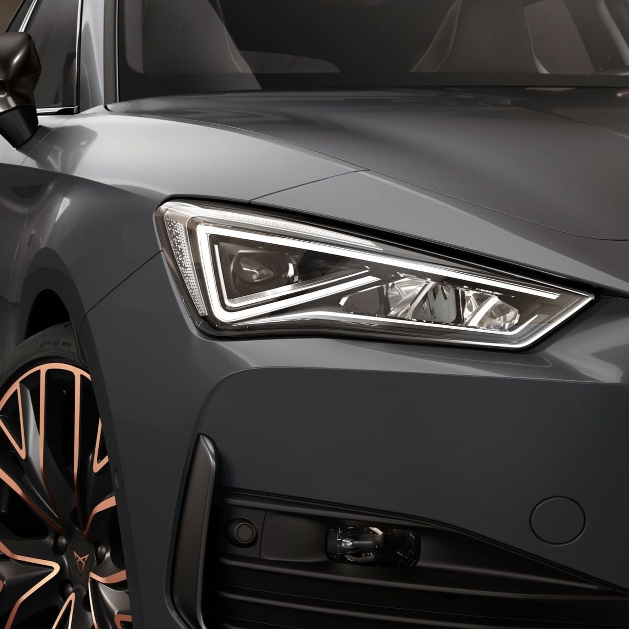 Neuer CUPRA Leon Sportstourer eHybrid Familiensportwagen in Graphene Grey mit elektrischer Ladestation