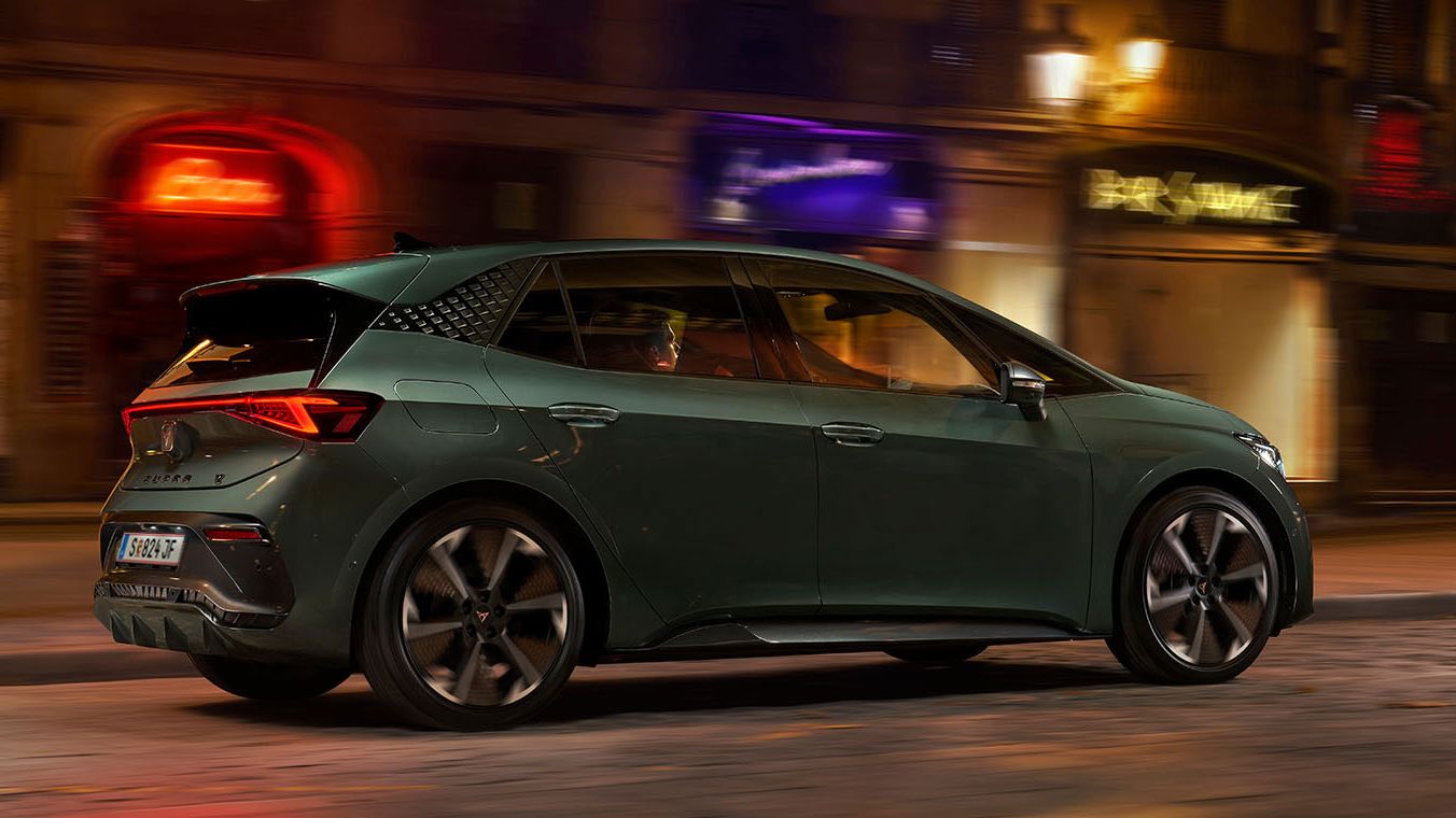 Fahraufnahme eines grünen CUPRA Born.