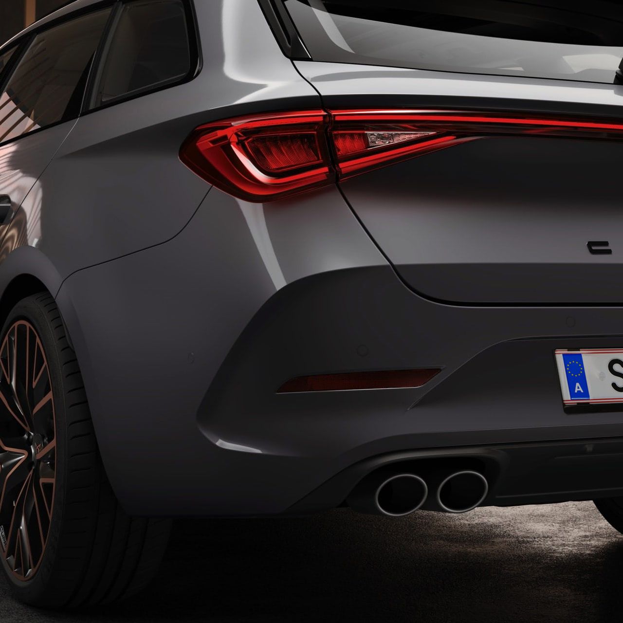 Neuer CUPRA Leon Sportstourer eHybrid Familiensportwagen in Graphene Grey mit elektrischer Ladestation