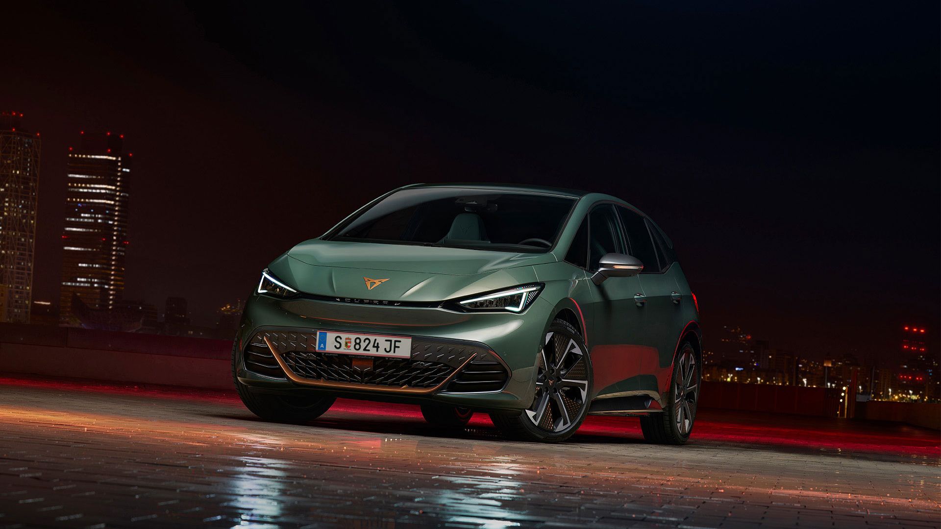 Seitliche Frontansicht eines grünen CUPRA Born VZ.