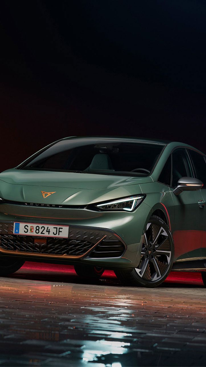 Seitliche Frontansicht eines grünen CUPRA Born VZ.