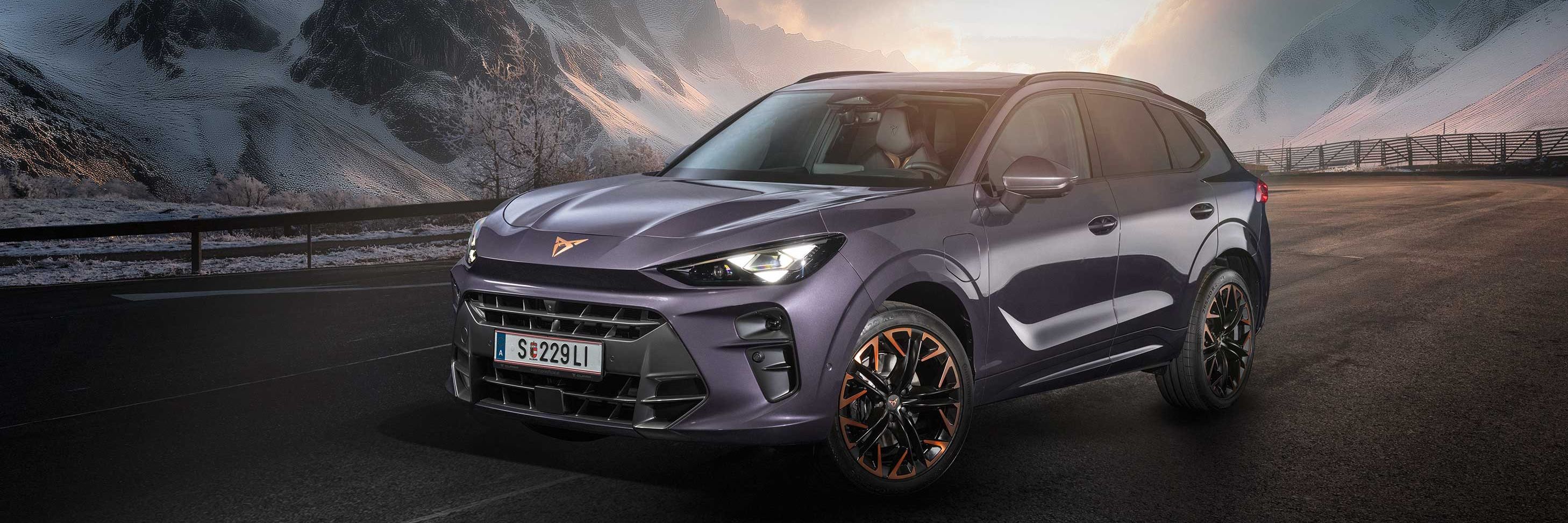 Ein violetter CUPRA Terramar auf einer winterlichen Bergstraße.