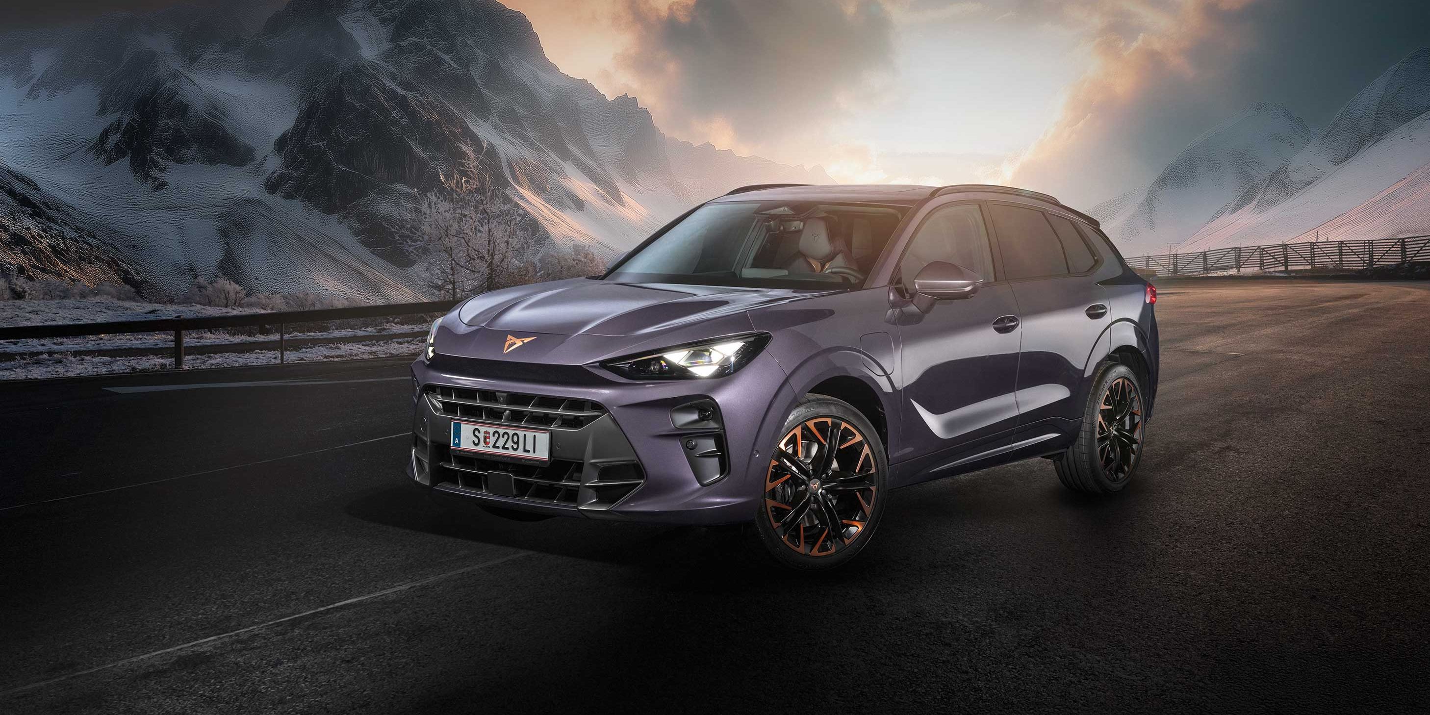 Ein violetter CUPRA Terramar auf einer winterlichen Bergstraße.