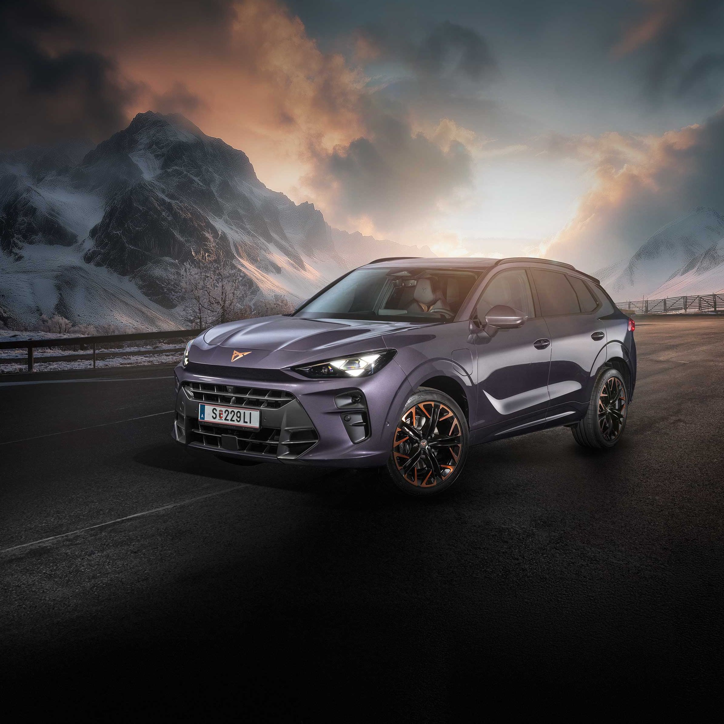 Ein violetter CUPRA Terramar auf einer winterlichen Bergstraße.