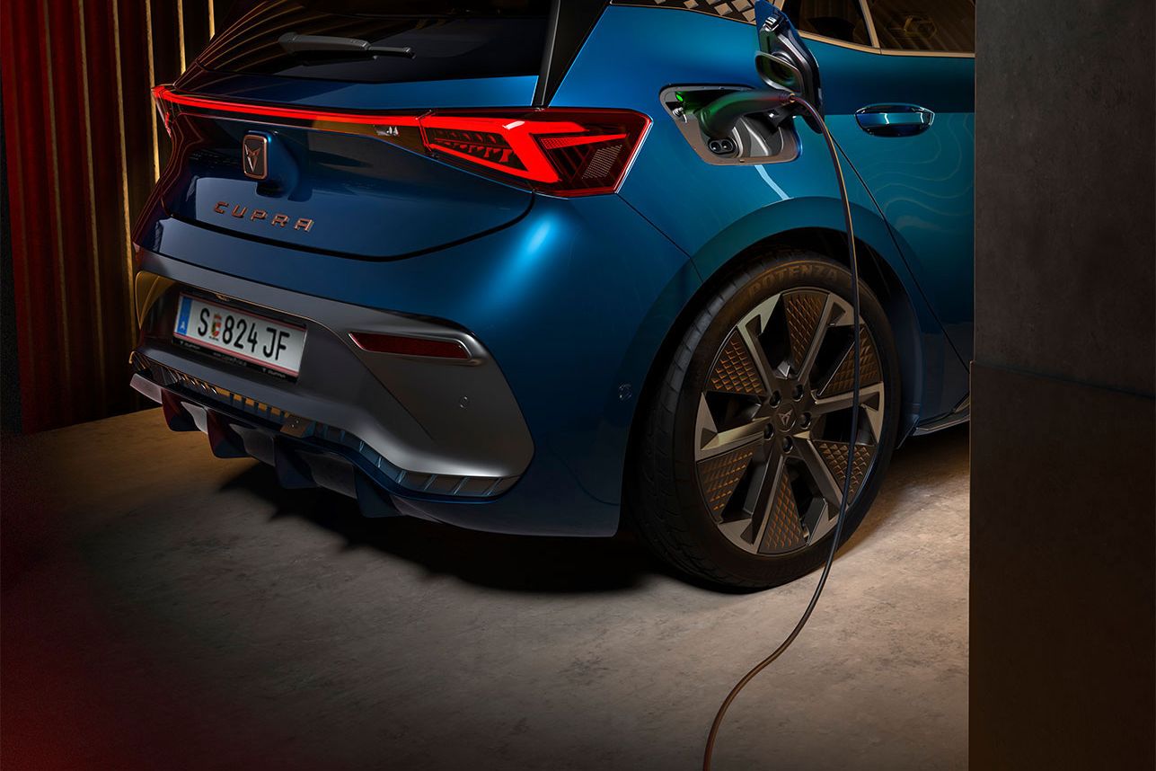 Detailansicht eines CUPRA Born beim Laden.