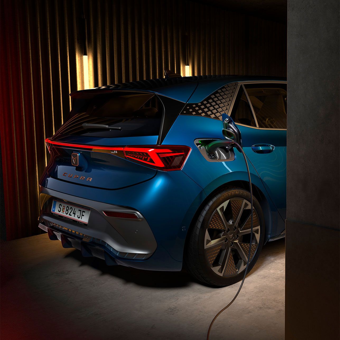 Detailansicht eines CUPRA Born beim Laden.