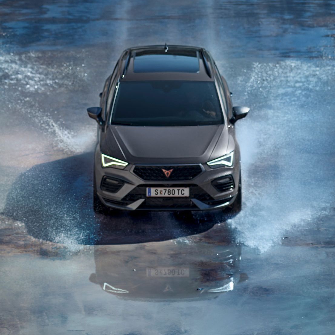 CUPRA Ateca fährt durch Wasser