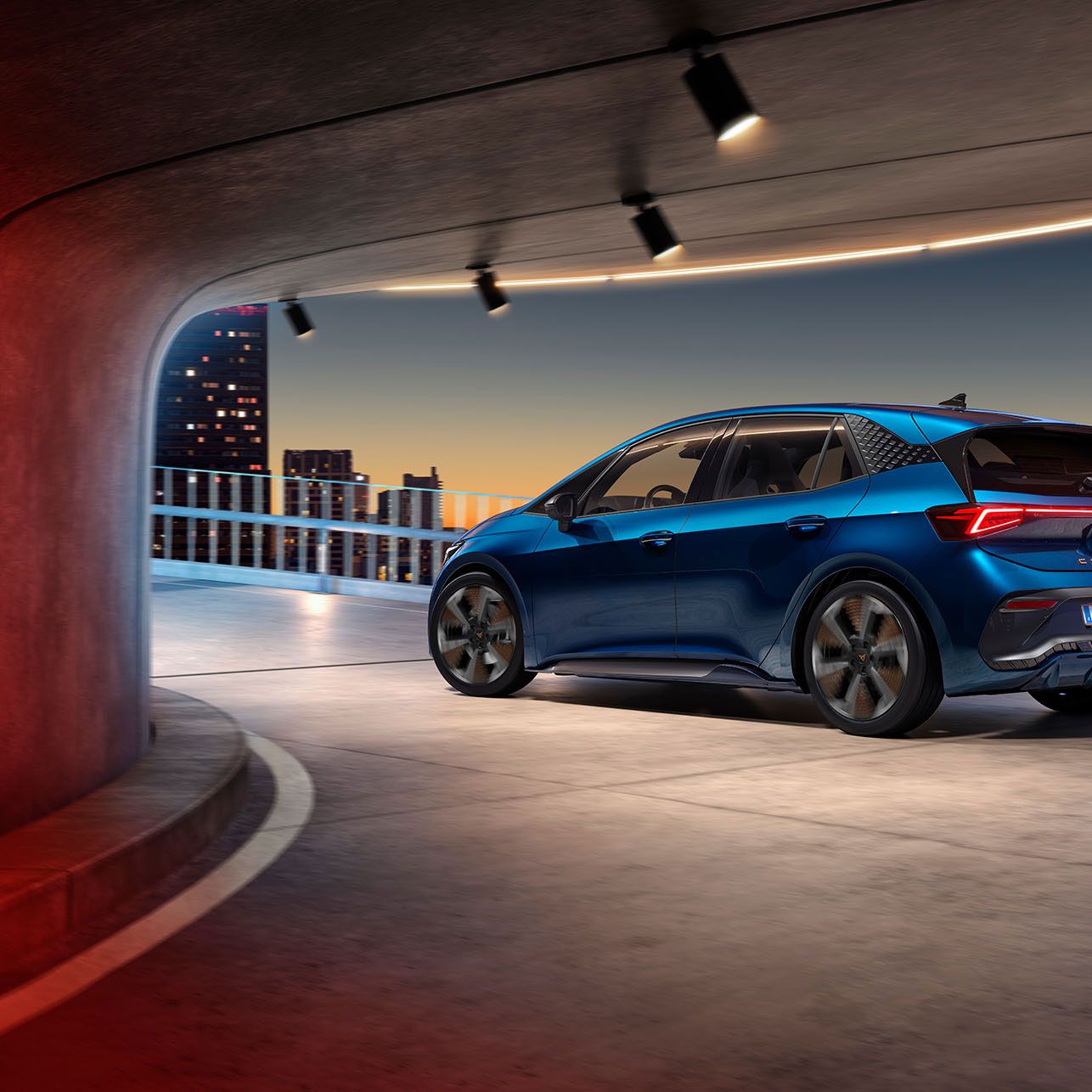 Fahraufnahme eines blauen CUPRA BORN 