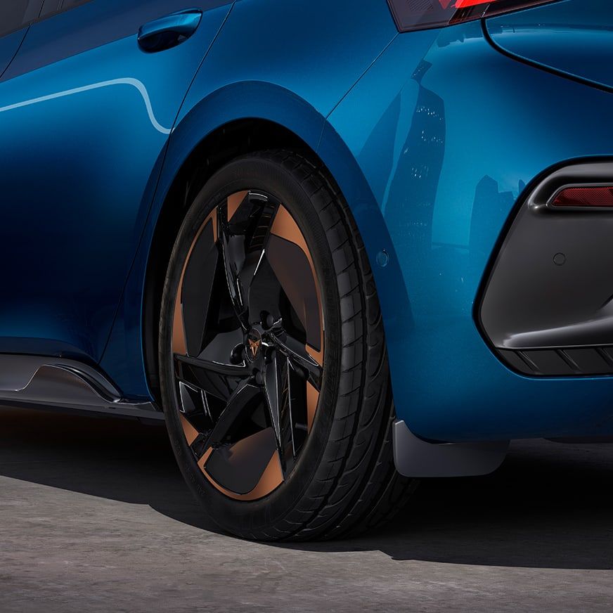 CUPRA Born Lava-blau mit hinteren Schmutzfängern