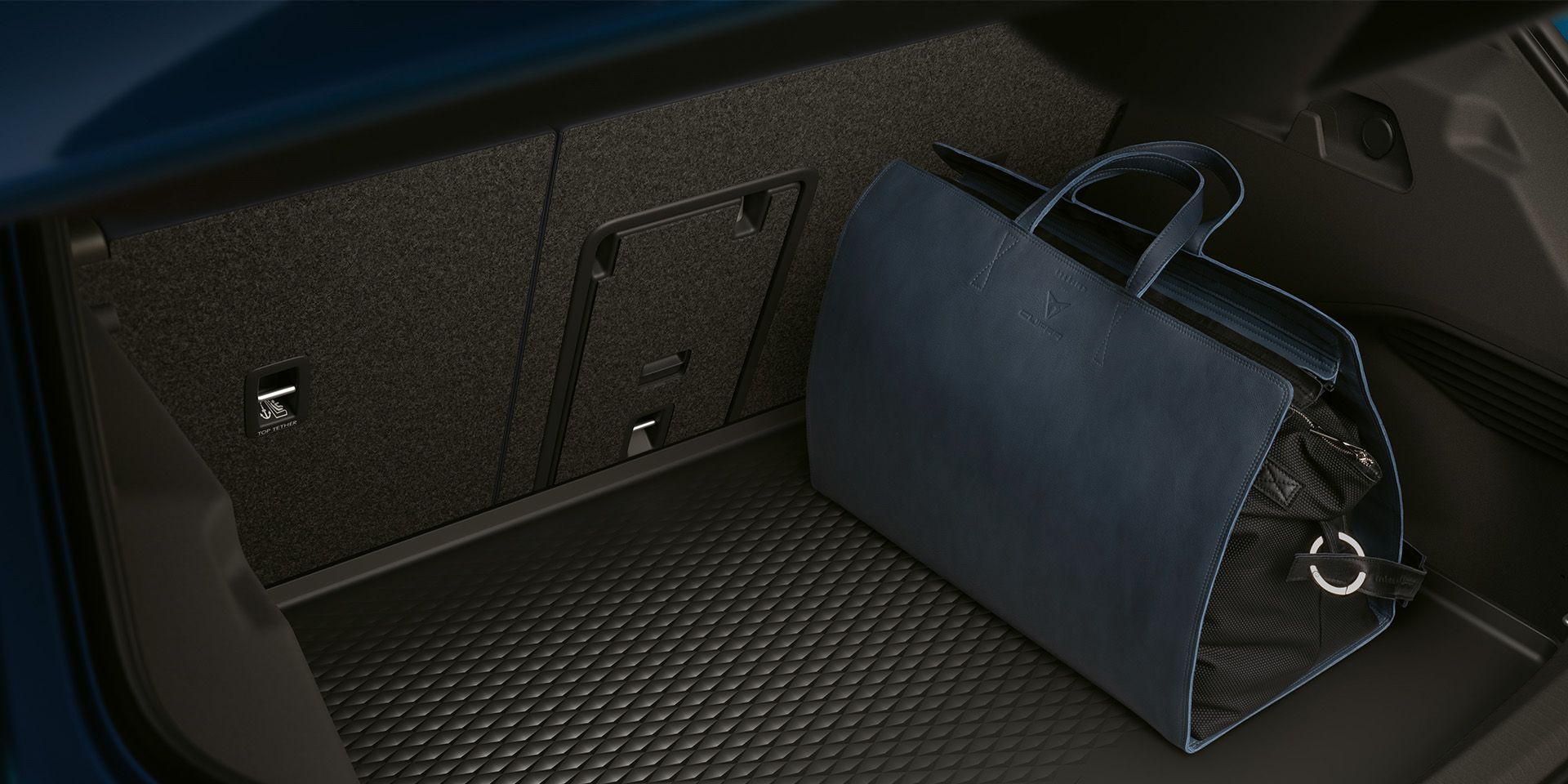 Eine Tasche ist im Kofferraum eines CUPRA Born verstaut. 