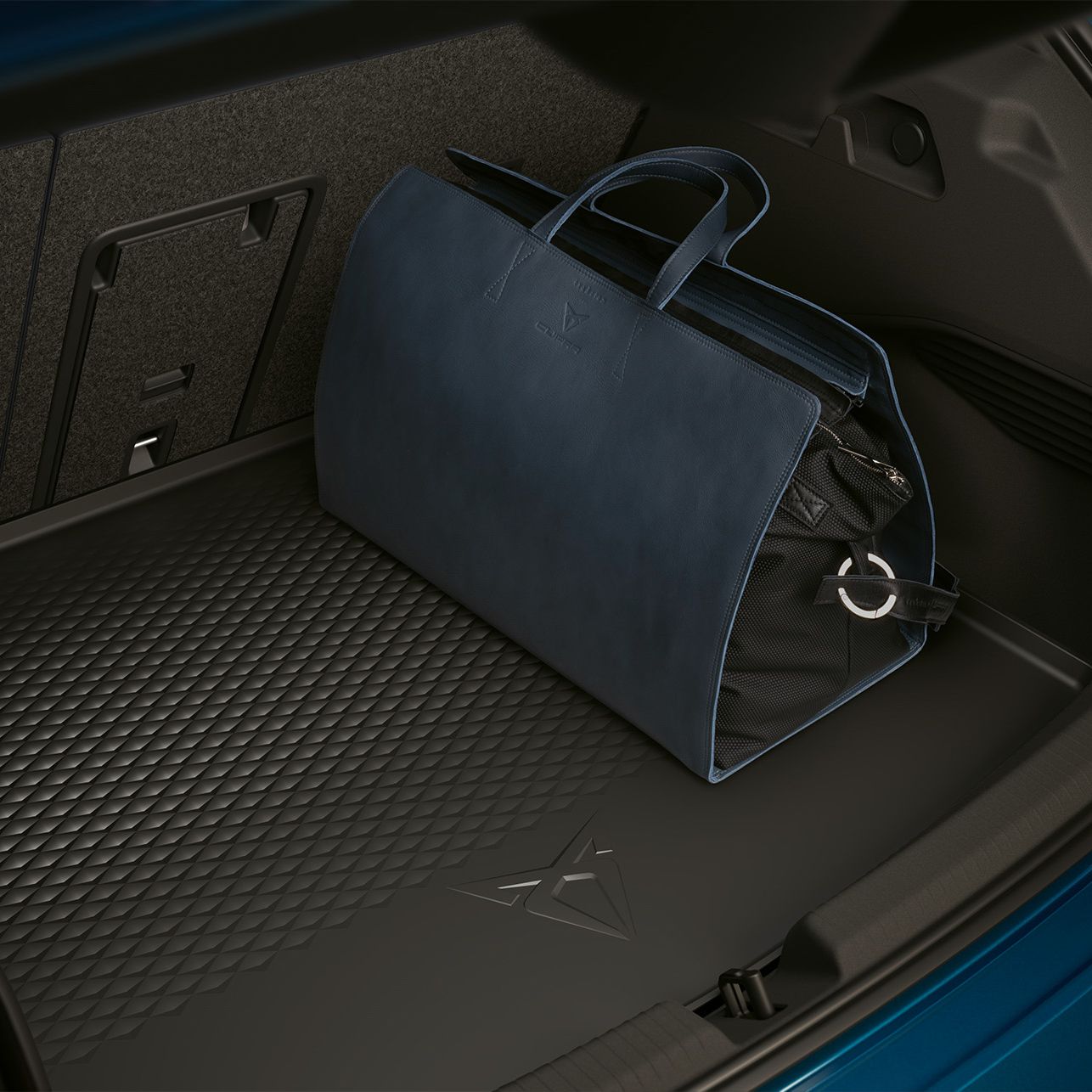 Eine Tasche ist im Kofferraum eines CUPRA Born verstaut. 