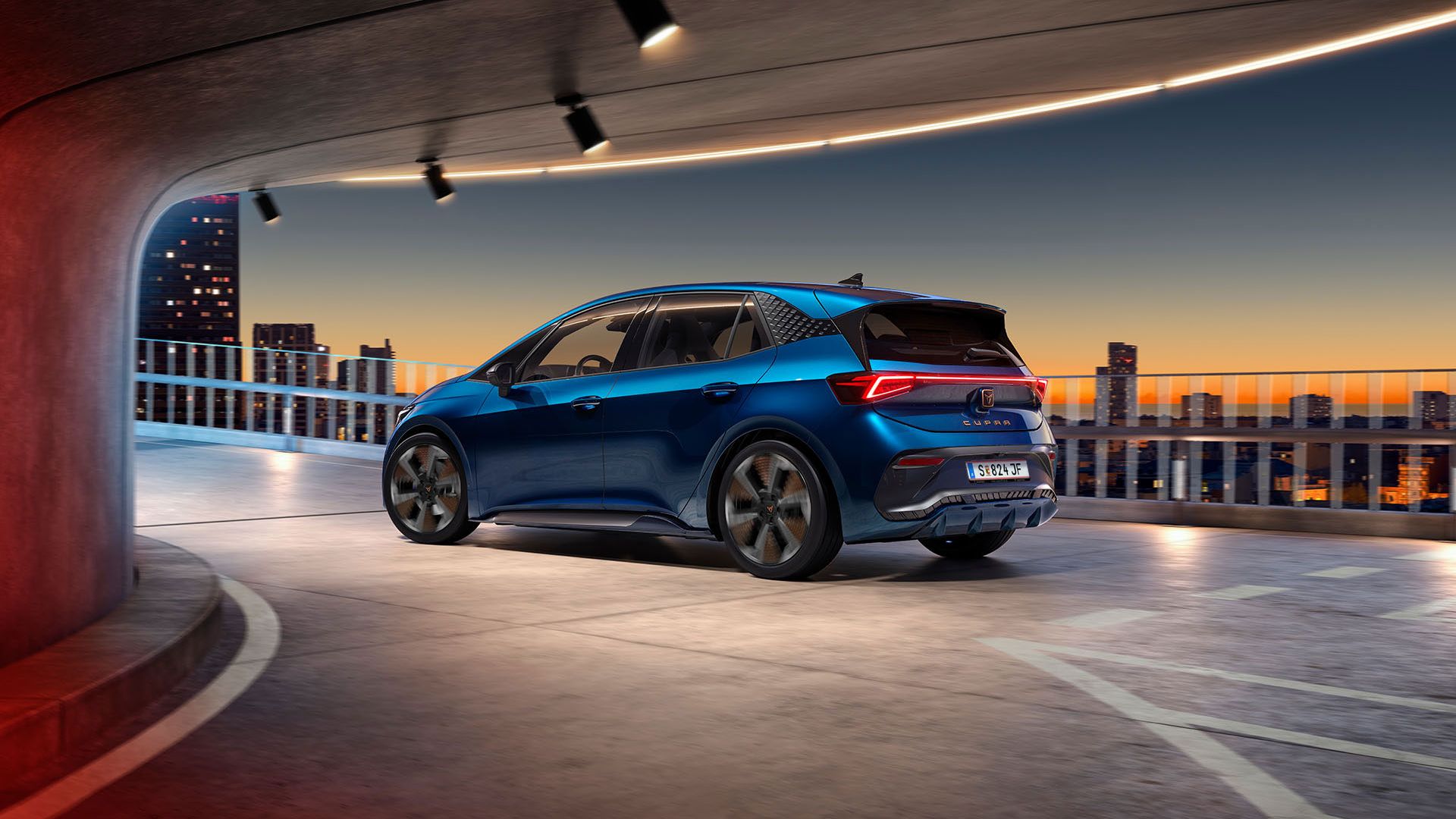 Fahraufnahme eines blauen CUPRA BORN 