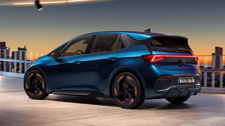 Ein CUPRA Born in blau, in der Ferne sieht man die Skyline einer Stadt
